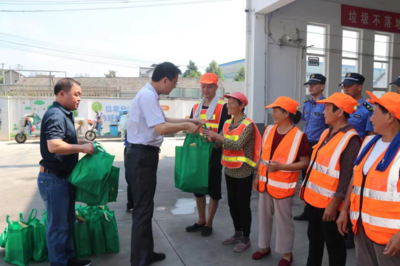 夏日送清涼，情系環(huán)衛(wèi)工——唐進(jìn)開展夏季“送清涼”慰問(wèn)活動(dòng)